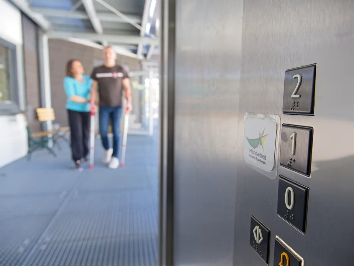 Aufzug im Gebäude – die Praxis ist barrierefrei mit dem Aufzug erreichbar